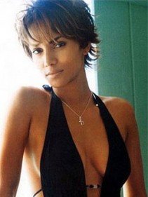 Rövid hajú istennők - DIVAT&STÍLUS - SZÉPSÉG - ++++++Rihanna, ++++++Rihanna+haja, +++++r%C3%B6vid+haj, ++++celebek, +++Emma+Watson, ++f%C3%BCrt%C3%B6k, +fodr%C3%A1sz, frizura, 