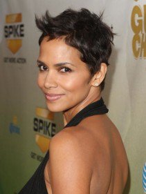 Rövid hajú istennők - DIVAT&STÍLUS - SZÉPSÉG - ++++++Rihanna, ++++++Rihanna+haja, +++++r%C3%B6vid+haj, ++++celebek, +++Emma+Watson, ++f%C3%BCrt%C3%B6k, +fodr%C3%A1sz, frizura, 