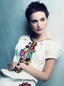 Rövid hajú istennők - DIVAT&STÍLUS - SZÉPSÉG - ++++++Rihanna, ++++++Rihanna+haja, +++++r%C3%B6vid+haj, ++++celebek, +++Emma+Watson, ++f%C3%BCrt%C3%B6k, +fodr%C3%A1sz, frizura, 