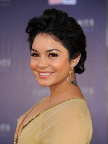 Rövid hajú istennők - DIVAT&STÍLUS - SZÉPSÉG - ++++++Rihanna, ++++++Rihanna+haja, +++++r%C3%B6vid+haj, ++++celebek, +++Emma+Watson, ++f%C3%BCrt%C3%B6k, +fodr%C3%A1sz, frizura, 