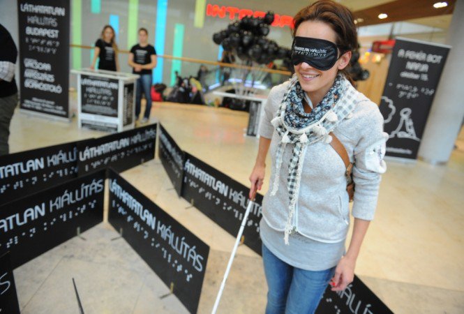 Hírességek fehér bottal -  -  - +Allee, +J%C3%B3ban+Rosszban, +L%C3%A1thatatlan+Ki%C3%A1ll%C3%ADt%C3%A1s, Kond%C3%A1kor+Zs%C3%B3fi, 