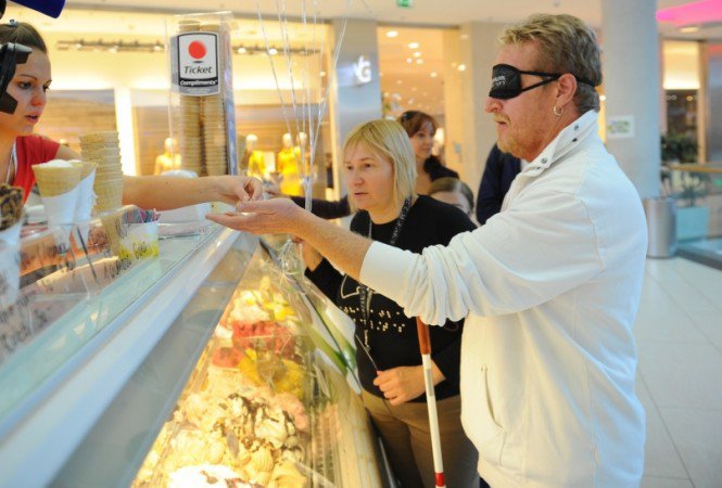 Hírességek fehér bottal -  -  - +Allee, +J%C3%B3ban+Rosszban, +L%C3%A1thatatlan+Ki%C3%A1ll%C3%ADt%C3%A1s, Kond%C3%A1kor+Zs%C3%B3fi, 