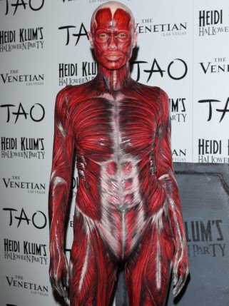 A legszuperebb Halloween partyk és jelmezötletek - DIVAT&STÍLUS - STYLELIFE - %C3%A1larc, ++++++be%C3%B6lt%C3%B6z%C5%91s+buli, ++++++Heidi+Klum, ++++++jelmez, ++++++maskara, ++++++party, ++++++r%C3%A9ms%C3%A9gek, +++++Halloween, 