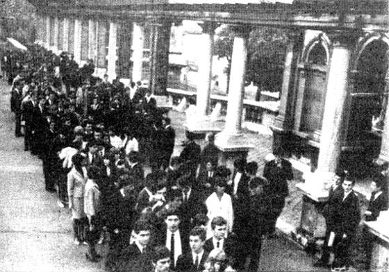 Nyíltan kábítószerező zenekar, örjöngő tömeg - STYLELIFE -  - +++Budapest, ++Budapesti+t%C3%B6rt%C3%A9netek, +Ifipark, Akci%C3%B3s+vil%C3%A1gaink, 