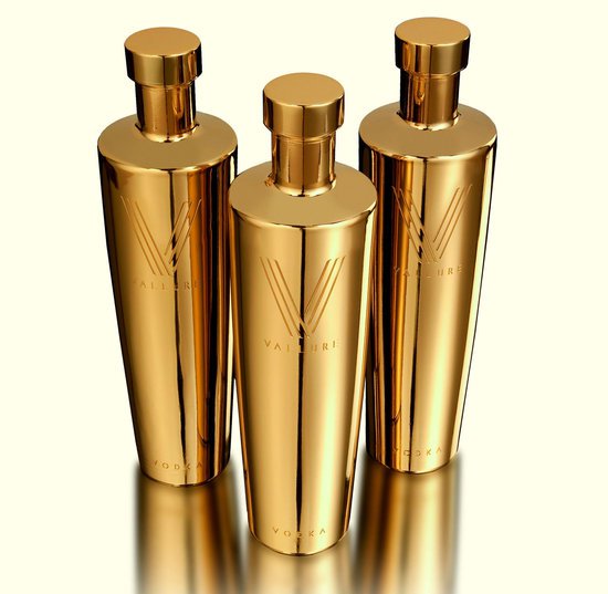 A Vallure tósztot mond a világ legpazarabb, színarany-üveges vodkájával -  -  - arany, Vallure, vodka, 