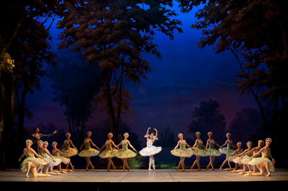 A fantasztikus társulat három előadással szerepel hazánkban -  -  - +++Hatty%C3%BAk+tava, ++Szentp%C3%A9terv%C3%A1ri+Fesztiv%C3%A1l+Balett, +Csiper%C3%B3zsika, Di%C3%B3t%C3%B6r%C5%91, 