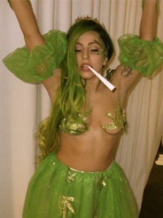 Lányok, ez már kicsit túlzás! - STYLELIFE -  - ++++illeg%C3%A1lis, ++++marihu%C3%A1na, ++++party, ++++Rihanna, +++drog, +++Lady+Gaga, ++celeb, +f%C5%B1, Halloween+jelmez, 