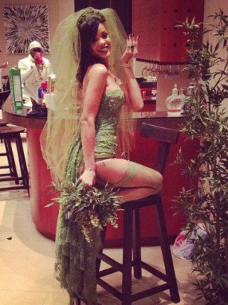 Lányok, ez már kicsit túlzás! - STYLELIFE -  - ++++illeg%C3%A1lis, ++++marihu%C3%A1na, ++++party, ++++Rihanna, +++drog, +++Lady+Gaga, ++celeb, +f%C5%B1, Halloween+jelmez, 