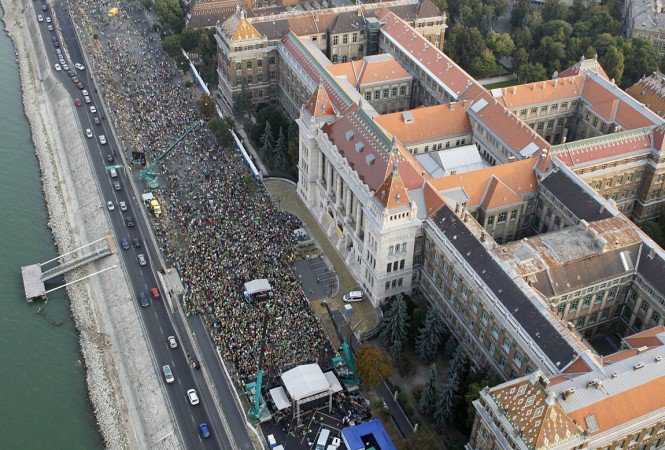 Tízezrek tüntettek a Zöld Pardonért -  -  - demonstráció, nagy feró, pál utcai fiúk, quimby, tüntetés, zöld pardon, zöldpardon bezárás, zp, zp bezárás, 