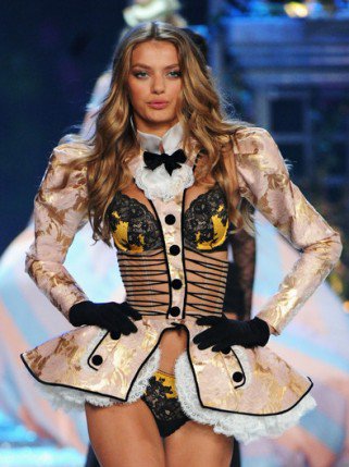 Embertelen fenekek a Victoria's Secret bemutatón - Stílusiskola -  - divatbemutató, fehérnemű, Palvin Barbara, Rihanna, szexi fenék, victorias secret fashion show 2012, 
