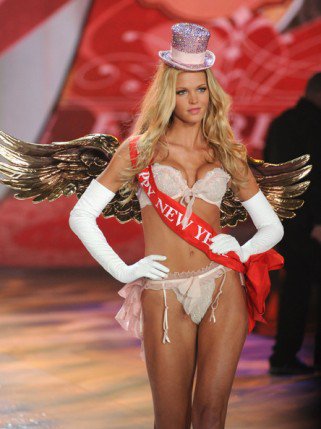 Embertelen fenekek a Victoria's Secret bemutatón - Stílusiskola -  - divatbemutató, fehérnemű, Palvin Barbara, Rihanna, szexi fenék, victorias secret fashion show 2012, 