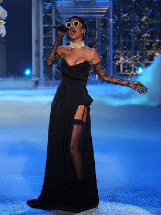 Embertelen fenekek a Victoria's Secret bemutatón - Stílusiskola -  - divatbemutató, fehérnemű, Palvin Barbara, Rihanna, szexi fenék, victorias secret fashion show 2012, 