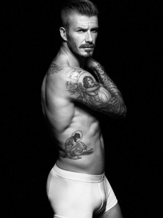 David Beckham bajusszal is szexi - DIVAT&STÍLUS - Hírek  - david beckham, David Beckham h%26m, fehérnemű, felsőtest, H%26M, szálkás felsőtest, szexis izmok, 