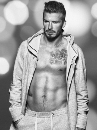 David Beckham bajusszal is szexi - DIVAT&STÍLUS - Hírek  - david beckham, David Beckham h%26m, fehérnemű, felsőtest, H%26M, szálkás felsőtest, szexis izmok, 