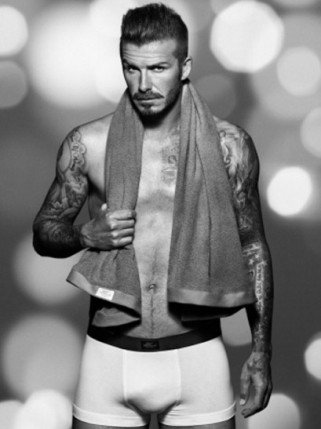 David Beckham bajusszal is szexi - DIVAT&STÍLUS - Hírek  - david beckham, David Beckham h%26m, fehérnemű, felsőtest, H%26M, szálkás felsőtest, szexis izmok, 