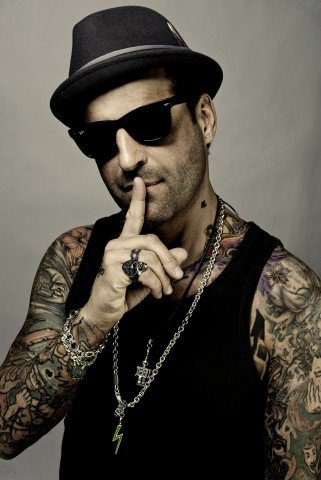 Eltüntette a pisztolyt a Hooligans gitárosa -  -  - Hooligans, Miami Ink, tetkó, tetoválószalon, Tóth Tibi, varrás, 