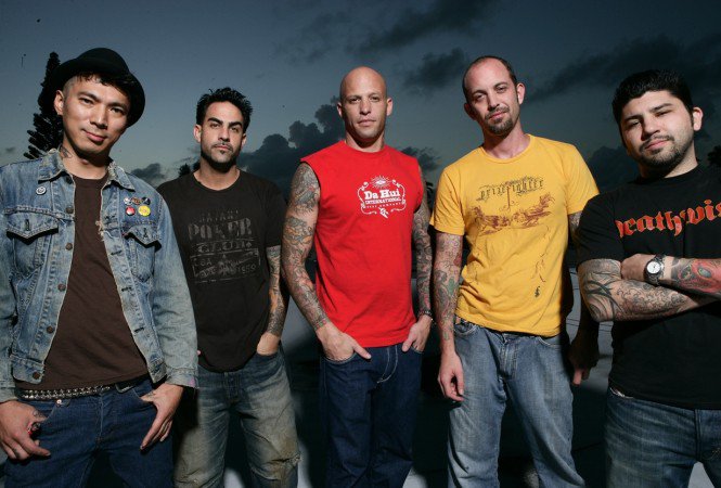 Eltüntette a pisztolyt a Hooligans gitárosa -  -  - Hooligans, Miami Ink, tetkó, tetoválószalon, Tóth Tibi, varrás, 