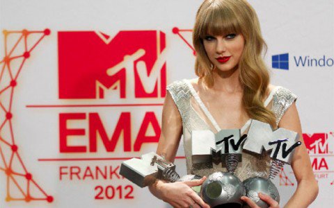 Kim Kardashian majdnem bukása - DIVAT&STÍLUS - Hírek  - díjátadó, heidi klum, Kim kardashian, lana del rey, MTV EMA, vörös szőnyeg, 