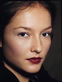 Padlizsán ajkak - DIVAT&STÍLUS - SZÉPSÉG - alkalmi smink, Chanel rúzs, lila rúzs, make up, padlizsán ajkak, Rooney Mara, rúzs, sötét rúzs, 