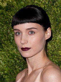 Padlizsán ajkak - DIVAT&STÍLUS - SZÉPSÉG - alkalmi smink, Chanel rúzs, lila rúzs, make up, padlizsán ajkak, Rooney Mara, rúzs, sötét rúzs, 