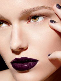 Padlizsán ajkak - DIVAT&STÍLUS - SZÉPSÉG - alkalmi smink, Chanel rúzs, lila rúzs, make up, padlizsán ajkak, Rooney Mara, rúzs, sötét rúzs, 