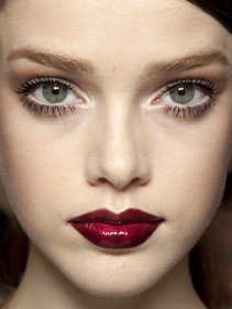 Padlizsán ajkak - DIVAT&STÍLUS - SZÉPSÉG - alkalmi smink, Chanel rúzs, lila rúzs, make up, padlizsán ajkak, Rooney Mara, rúzs, sötét rúzs, 