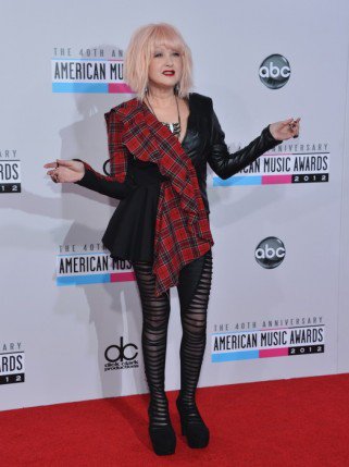 A visszatérések és leszorított mellek éjszakája -  -  - AMA ruhák, American Music Awards, chris brown, christina aguilera, díjátadó zene, Nicki Minaj, outfit, vörös szőnyeg, 