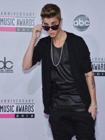 A visszatérések és leszorított mellek éjszakája -  -  - AMA ruhák, American Music Awards, chris brown, christina aguilera, díjátadó zene, Nicki Minaj, outfit, vörös szőnyeg, 