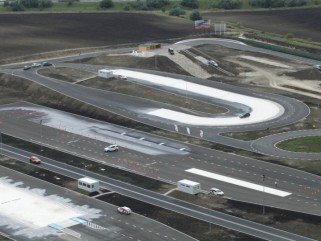 Miénk Európa legkorszerűbb vezetéstechnikai központja -  -  - Driving Camp Hungary, vezetéstechnika, vezetéstechnikai centrum, vezetéstechnikai tréning, 