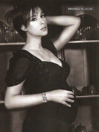 Pocakkal a vaku előtt – híres várandós pillanatok - KERESD A NŐT  - Stylekids - állapotos, Britney Spears, Demi Moore, Monica Bellucci, nőiesség, playboy, terhes fotózás, terhesség, Vanity Fair, 