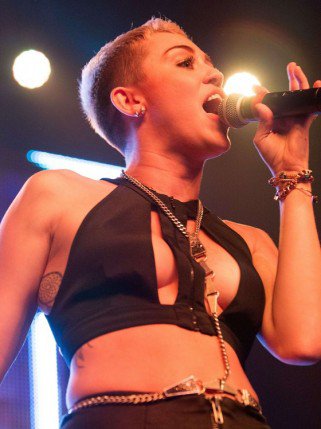 Botrányhős lett a tinisztárból - STYLELIFE -  - borgore, drogok, hannah montana, miley cyrus, miley cyrus 2012, miley cyrus botrány, pletyka, tetoválás, 