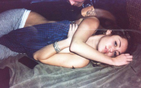 Botrányhős lett a tinisztárból - STYLELIFE -  - borgore, drogok, hannah montana, miley cyrus, miley cyrus 2012, miley cyrus botrány, pletyka, tetoválás, 