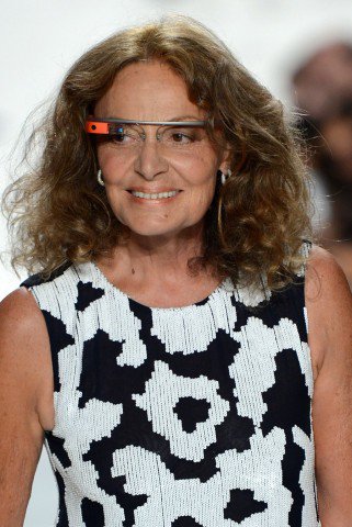Mi az a Google szemüveg? - Stílusiskola -  - Diane von Furstenberg, Google Glass, Google szemüveg, New York Fashion Week, New York-i Divat Hét, Sarah Jessica Parker, 