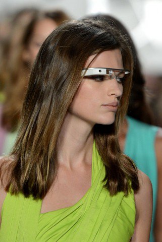 Mi az a Google szemüveg? - Stílusiskola -  - Diane von Furstenberg, Google Glass, Google szemüveg, New York Fashion Week, New York-i Divat Hét, Sarah Jessica Parker, 