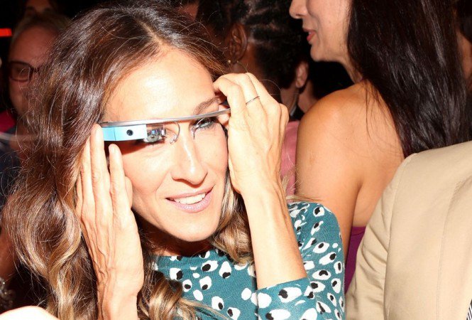 Mi az a Google szemüveg? - Stílusiskola -  - Diane von Furstenberg, Google Glass, Google szemüveg, New York Fashion Week, New York-i Divat Hét, Sarah Jessica Parker, 