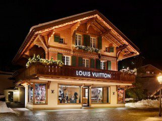 Louis Vuitton bolt a sípályán - Stílusiskola -  - gstaad, gstaad palace, louis vuitton, louis vuitton táska, síelés, svájc, 