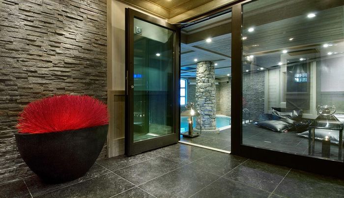 Fényűző Black Pearl faház a Francia Alpokban - Utazás -  - black pearl, fekete gyöngy, luxus faház, 