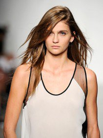 Így viseld a hajad 2013-ban! - Hajápolás  -  - 2013 hajtrendek, haj oldalválaszték, hajfonás, oldalt elválasztott haj, oldalválaszték, ombre haj, 