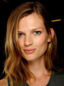 Így viseld a hajad 2013-ban! - Hajápolás  -  - 2013 hajtrendek, haj oldalválaszték, hajfonás, oldalt elválasztott haj, oldalválaszték, ombre haj, 