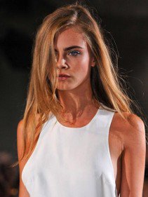 Így viseld a hajad 2013-ban! - Hajápolás  -  - 2013 hajtrendek, haj oldalválaszték, hajfonás, oldalt elválasztott haj, oldalválaszték, ombre haj, 