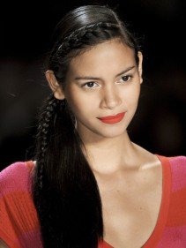 Így viseld a hajad 2013-ban! - Hajápolás  -  - 2013 hajtrendek, haj oldalválaszték, hajfonás, oldalt elválasztott haj, oldalválaszték, ombre haj, 