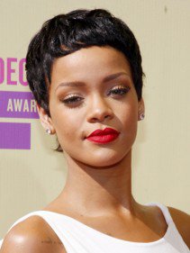 Rihanna frizurái képekben - DIVAT&STÍLUS - SZÉPSÉG - Rihanna, Rihanna afro, Rihanna frizura, Rihanna hair, Rihanna haj, Rihanna szőke, 