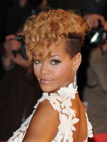 Rihanna frizurái képekben - DIVAT&STÍLUS - SZÉPSÉG - Rihanna, Rihanna afro, Rihanna frizura, Rihanna hair, Rihanna haj, Rihanna szőke, 