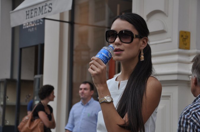 Mit isznak a milliomosnők? -  -  - evian, fashion water, hermes, 
