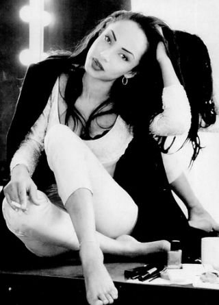 A nő, aki a fiatalság forrásából ivott - KERESD A NŐT  - Lélekhangok - gaultier, örökifjú, sade, 