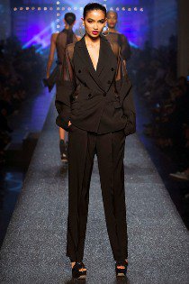 A nő, aki a fiatalság forrásából ivott - KERESD A NŐT  - Lélekhangok - gaultier, örökifjú, sade, 