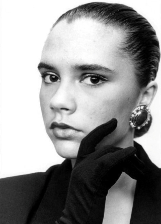 Anya sohasem mosolyog - KERESD A NŐT  - Lélekhangok - divat, focistafeleség, spice girls, victoria beckham, 