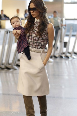 Anya sohasem mosolyog - KERESD A NŐT  - Lélekhangok - divat, focistafeleség, spice girls, victoria beckham, 