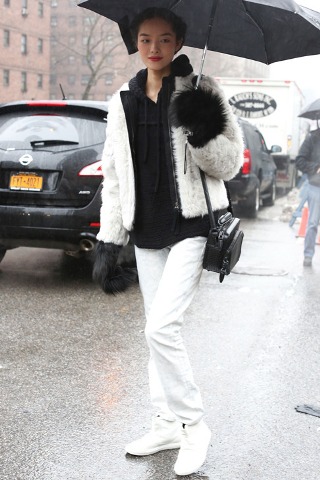 Modelllányok két show között - DIVAT&STÍLUS - Stílusiskola - modellányok, stílus, 