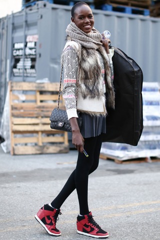 Modelllányok két show között - DIVAT&STÍLUS - Stílusiskola - modellányok, stílus, 